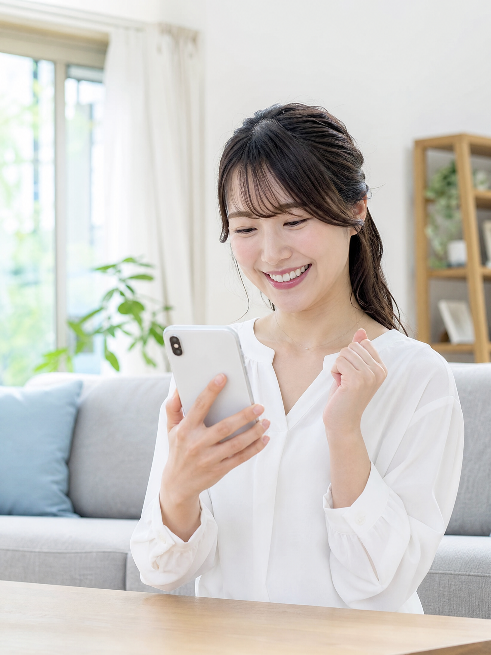 スマホで仕事内容を確認する様子